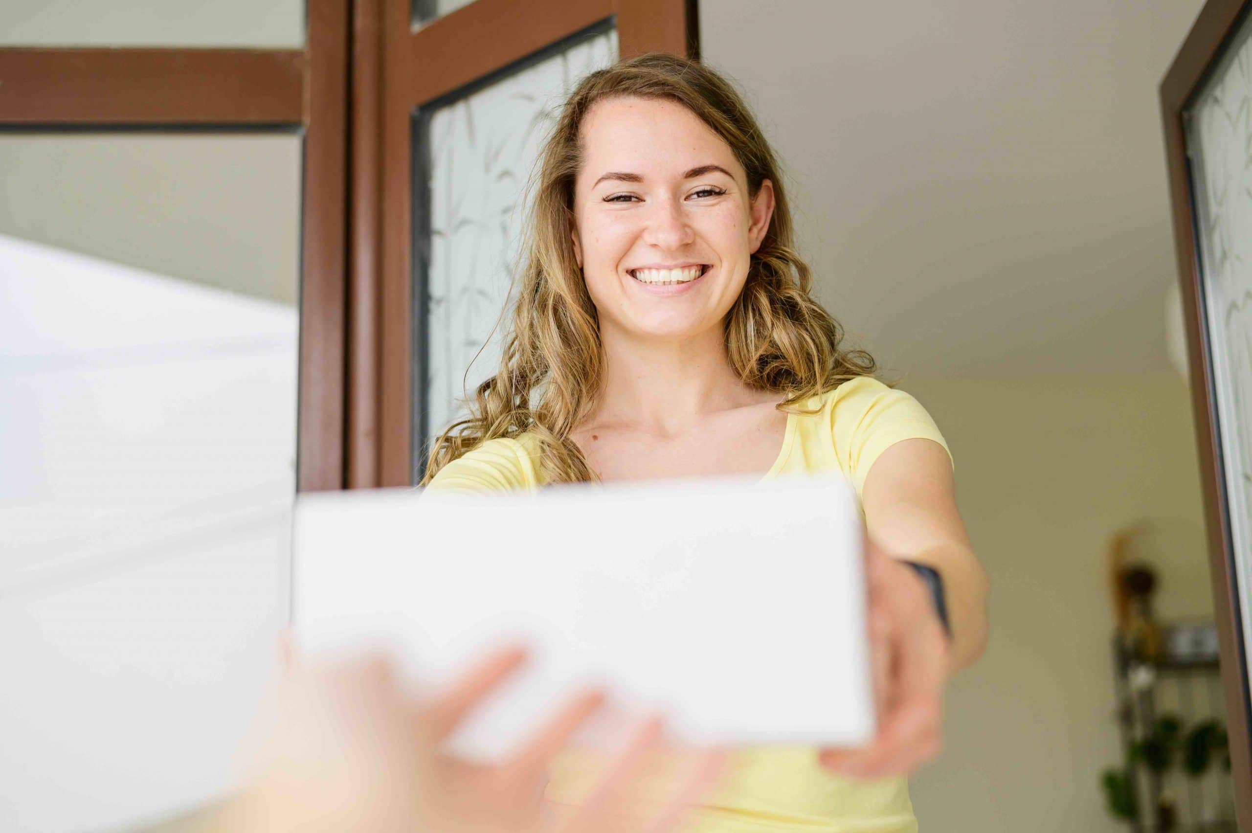 mujer feliz recibiendo paquete