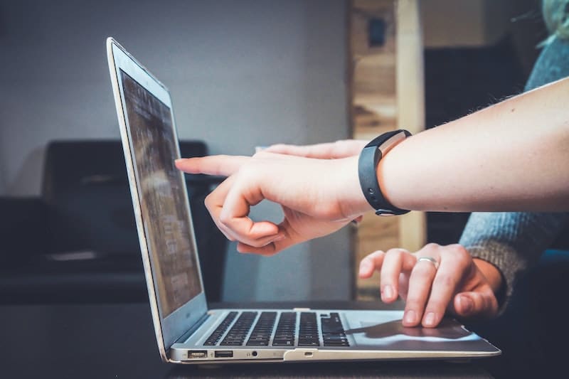 hombres señalando la pantalla de ordenador para mejorar checkout