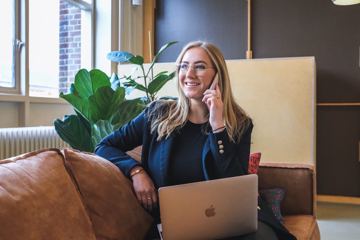 mujer realizando una venta telefónica