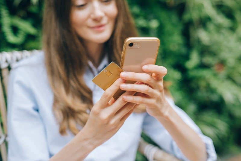 mujer pagando con tarjeta en un ecommerce